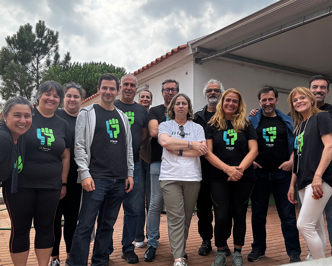 Equipo de Ferrer posa en grupo durante una actividad corporativa al aire libre, vistiendo camisetas de la compañía.