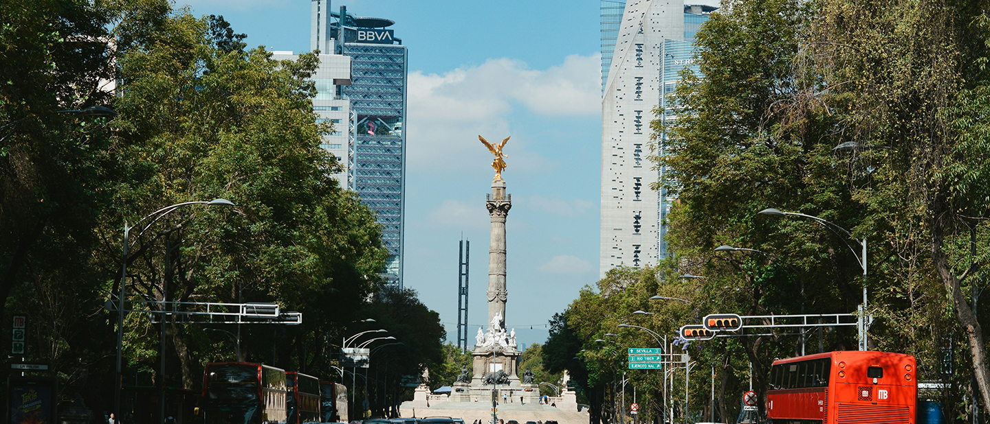Vista urbana del monumento Ángel de la Independencia en Ciudad de México, donde se ubican las oficinas comerciales de laboratorios Ferrer.