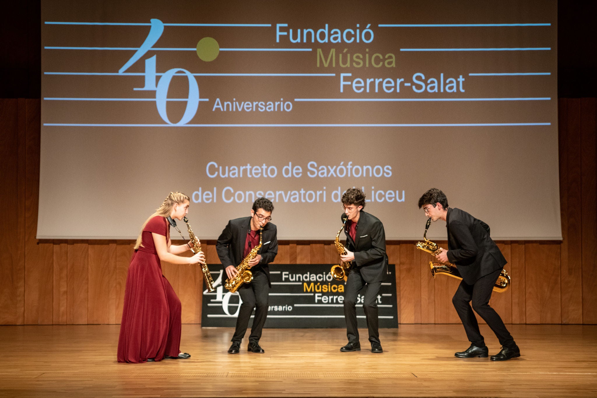  Un quartet de saxofonistes del Conservatori del Liceu actua en un escenari durant la celebració del 40è aniversari de la Fundació Música Ferrer-Salat.