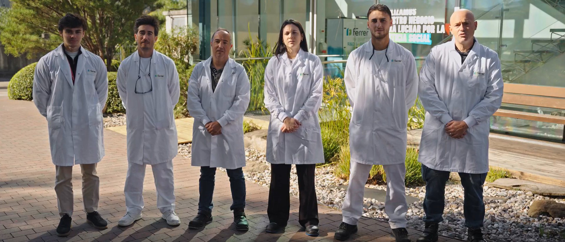Equip de Ferrer amb bates de laboratori posa a l'exterior de les seves instal·lacions en una notícia sobre com activar el propòsit de la companyia a través de la innovació incremental.