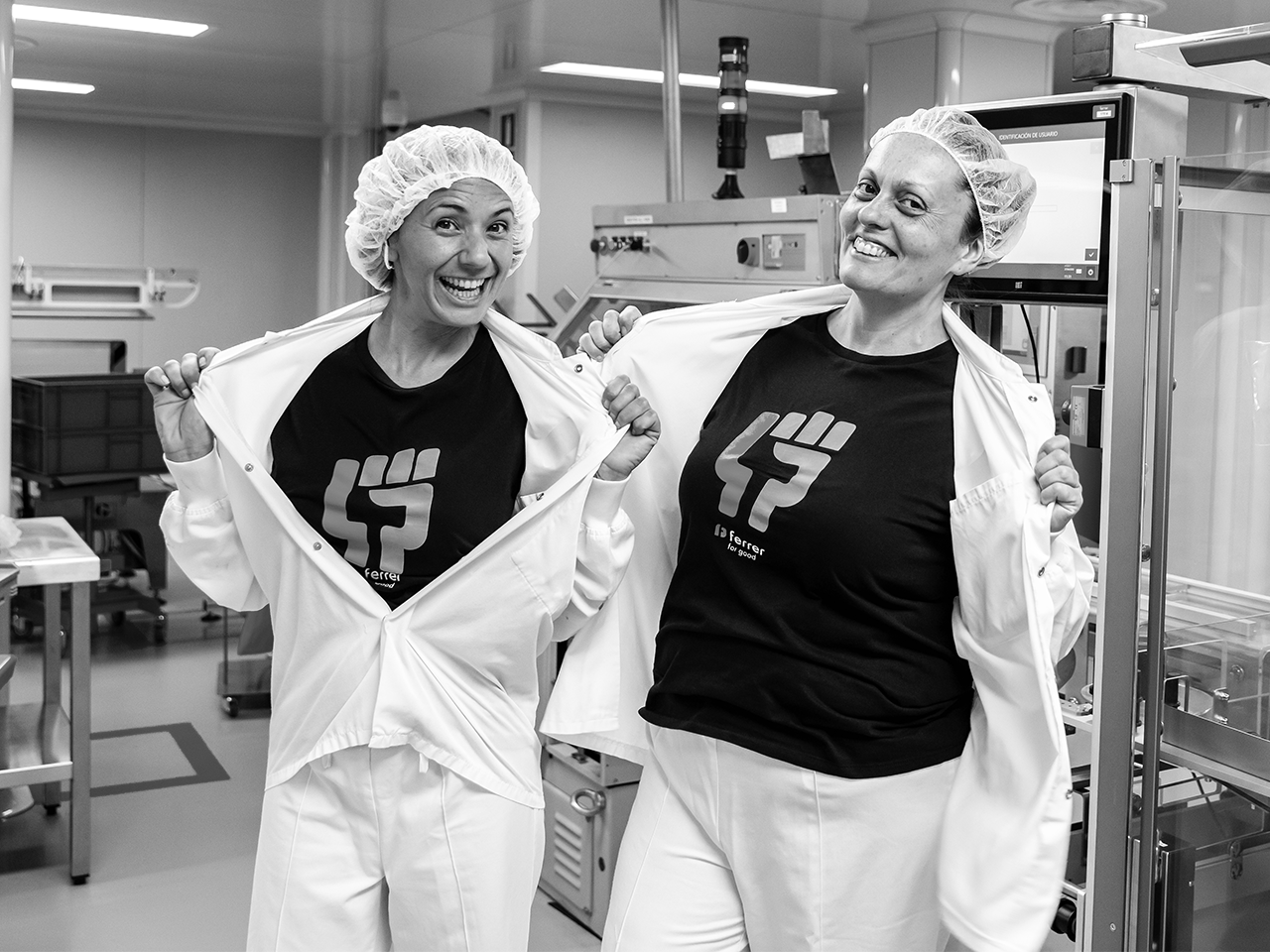 Two operators from Grupo Ferrer proudly showing their commitment to the Great People team in the pharmaceutical plant.