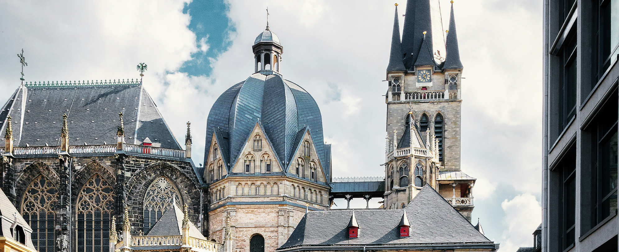 Presencia internacional del grupo farmacéutico Ferrer en Alemania, representada por la histórica Catedral de Aquisgrán.