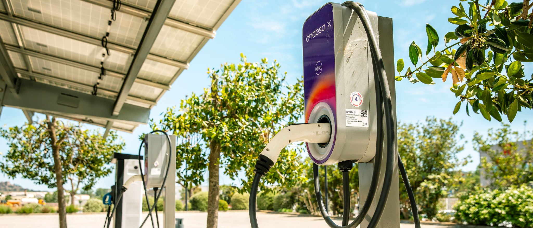 Charging points for electric vehicles installed outdoors in Ferrer's offices, reflecting the company's commitment to sustainable mobility.