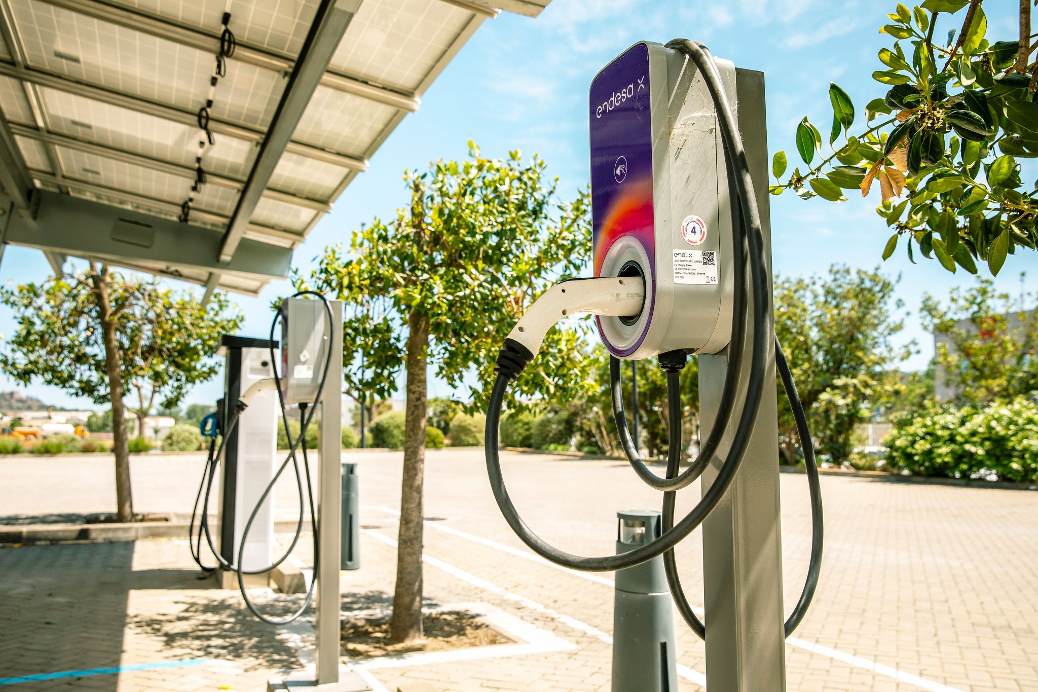 Charging points for electric vehicles installed outdoors in Ferrer's offices, reflecting the company's commitment to sustainable mobility.