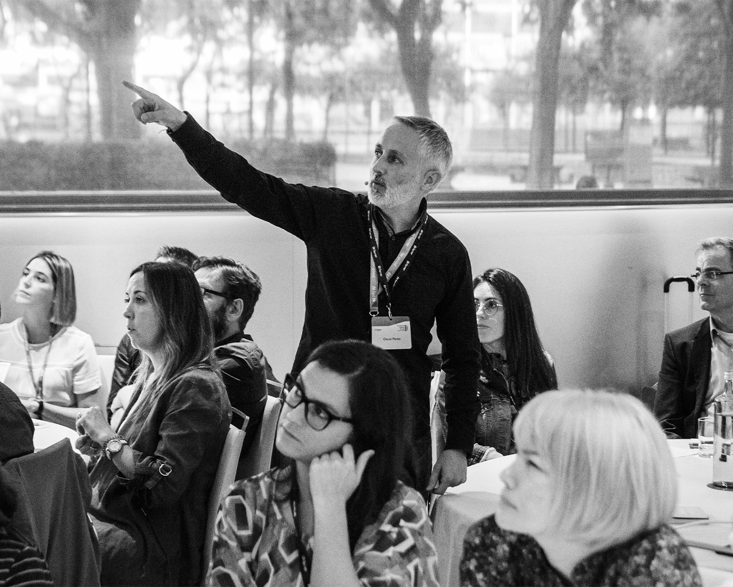 Ponente de Grupo Ferrer dirigiendo una conferencia sobre impacto social y sostenibilidad para empleados.