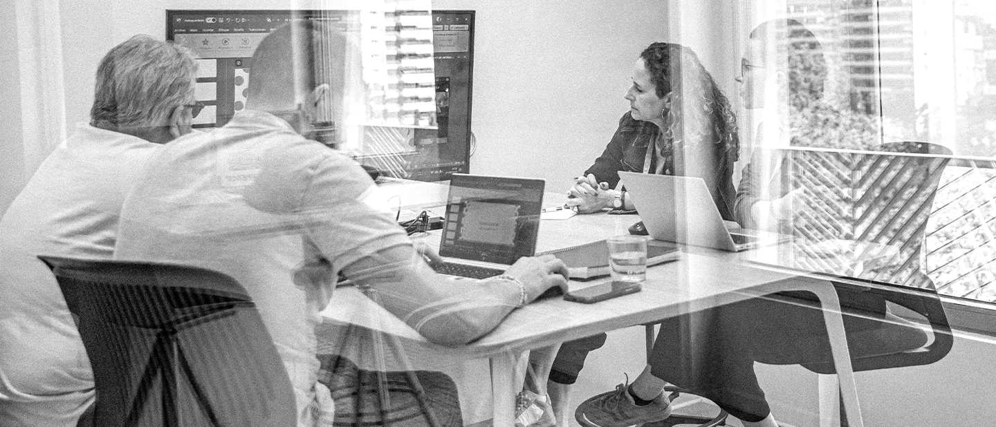 Reunió d' equip analitzant la gestió i l' impacte social dels projectes finançats per la Fundació Ferrer.