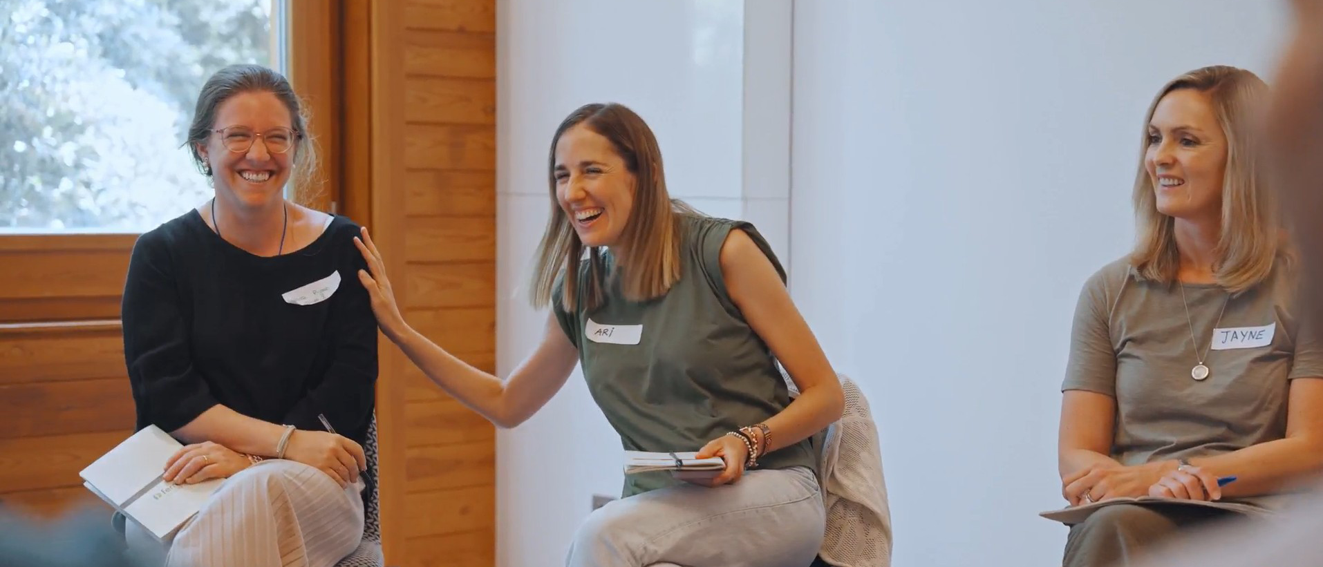 Tres professionals de Ferrer participen en una sessió sobre el model de lideratge de la companyia, conversant en un ambient proper i col·laboratiu.