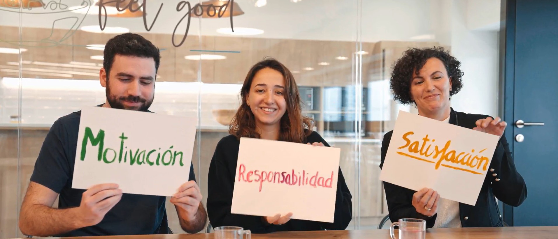 Tres persones de l'equip de Ferrer sostenen cartells amb els valors "Motivació", "Responsabilitat" i "Satisfacció" en el marc d'una notícia sobre què significa ser B Corp.