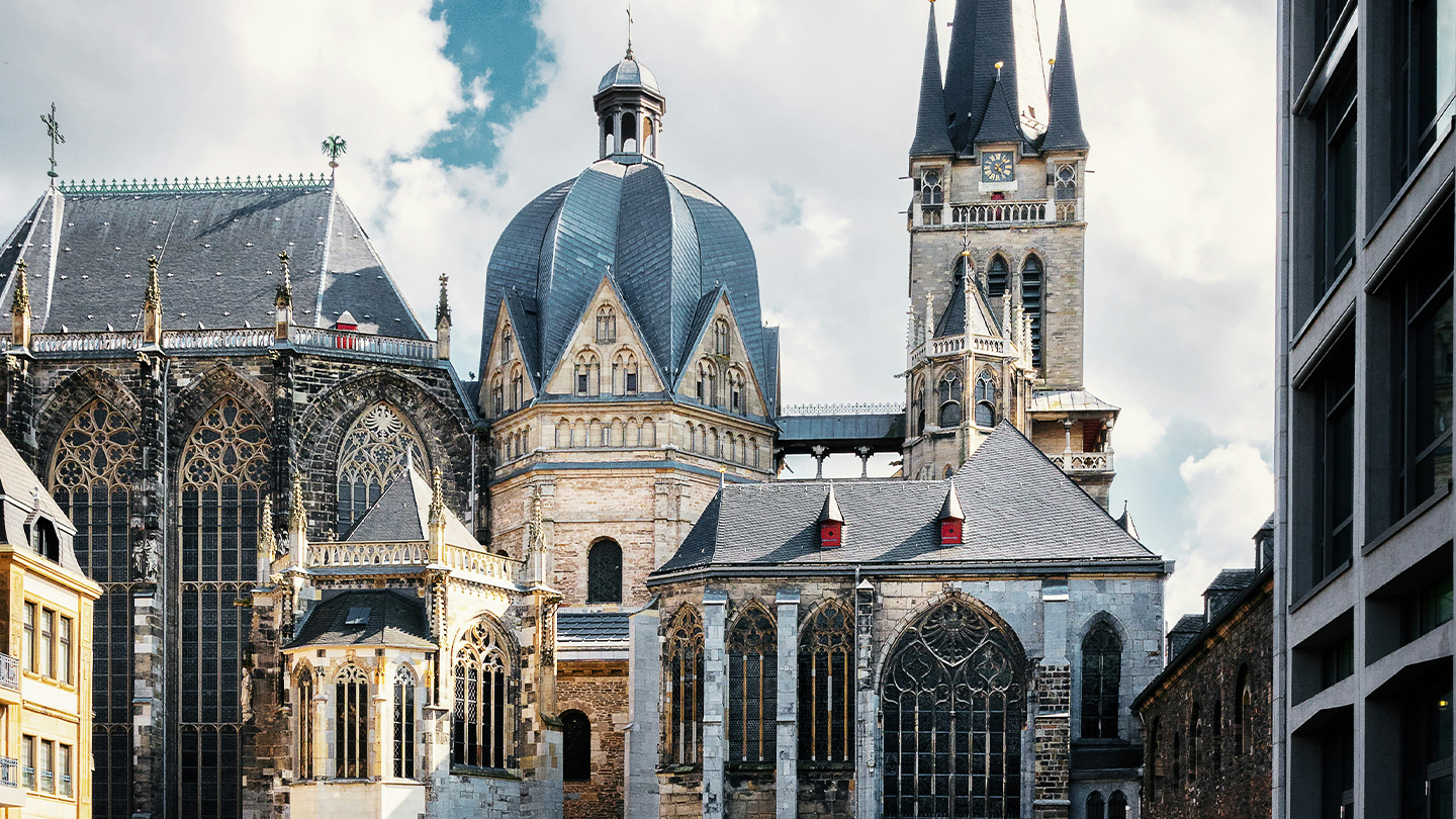 Presencia internacional del grupo farmacéutico Ferrer en Alemania, representada por la histórica Catedral de Aquisgrán.