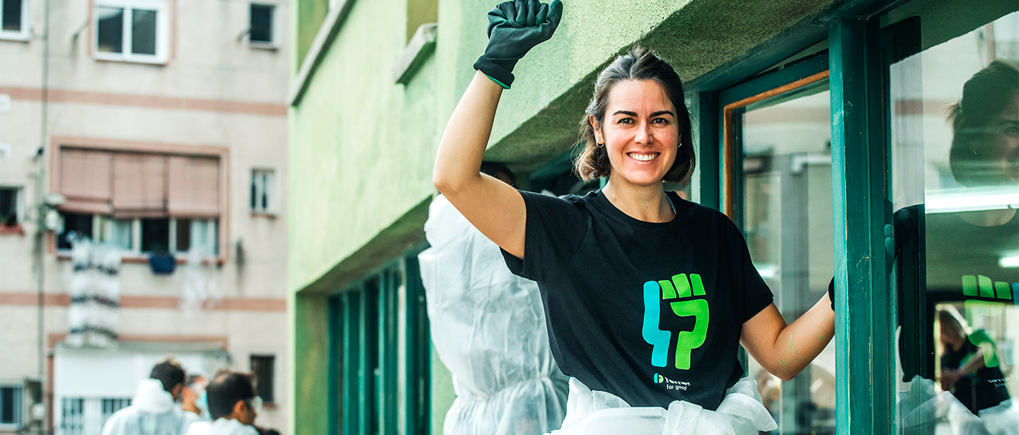Volunteer participating in a day of social action and corporate volunteering of the Ferrer Group.