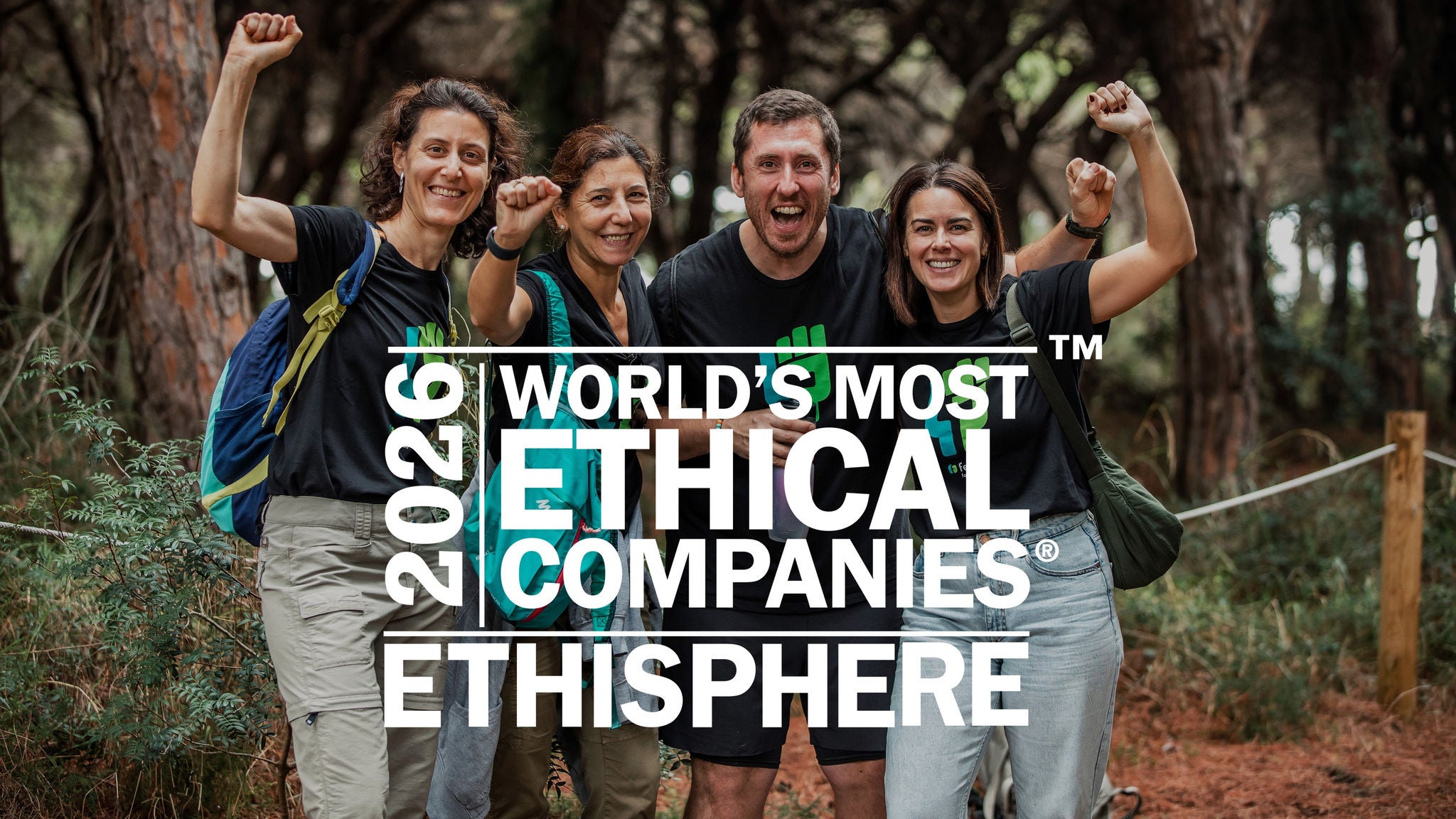 Quatre persones somrients celebren a l'aire lliure amb els punys en alt darrere del segell oficial d'Ethisphere "2026 World's Most Ethical Companies".
