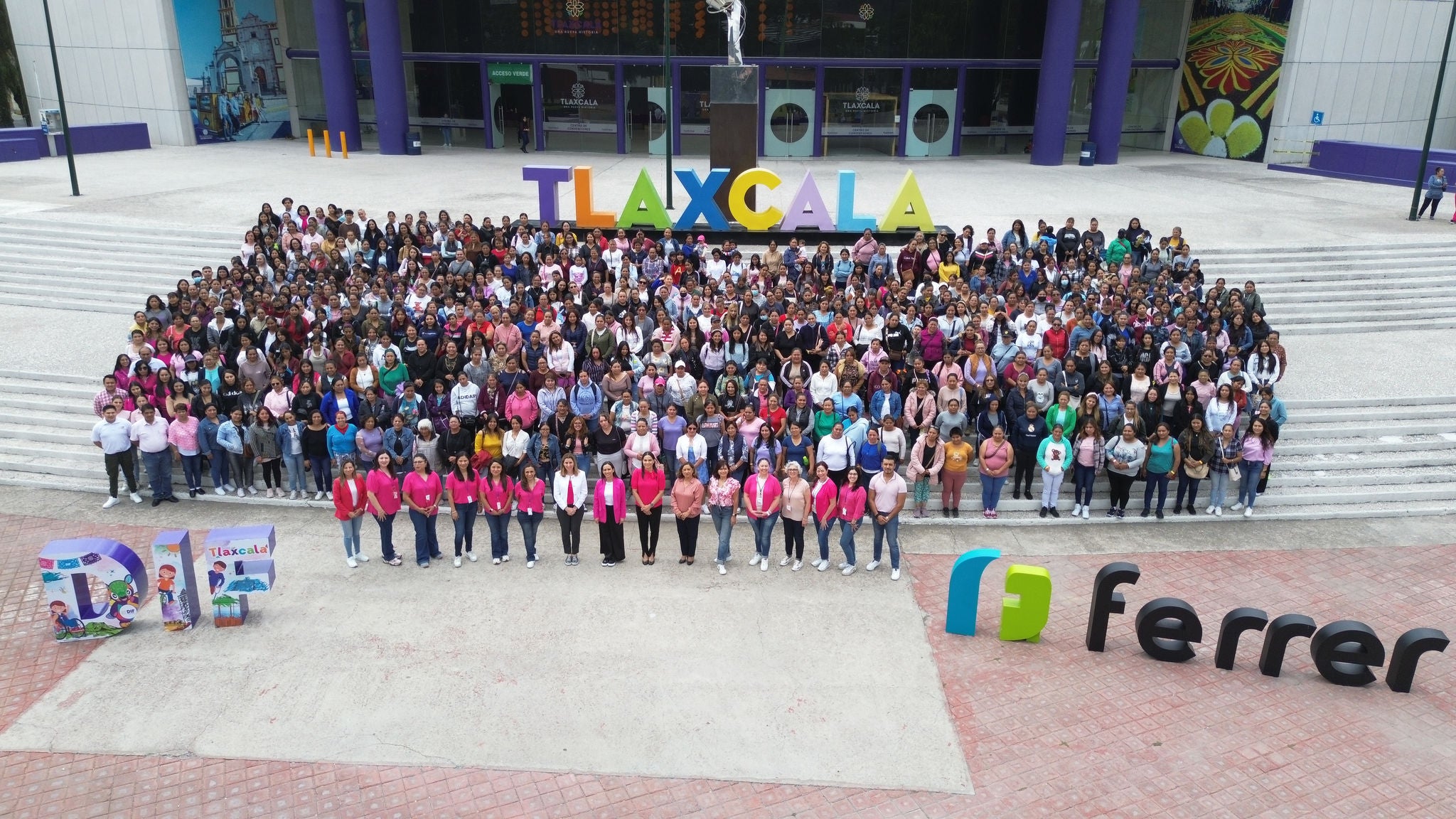 Fotografía de grupo multitudinaria frente a un edificio en Tlaxcala, con letras gigantes de “TLAXCALA”, elementos del DIF y el logotipo de Ferrer en primer plano.