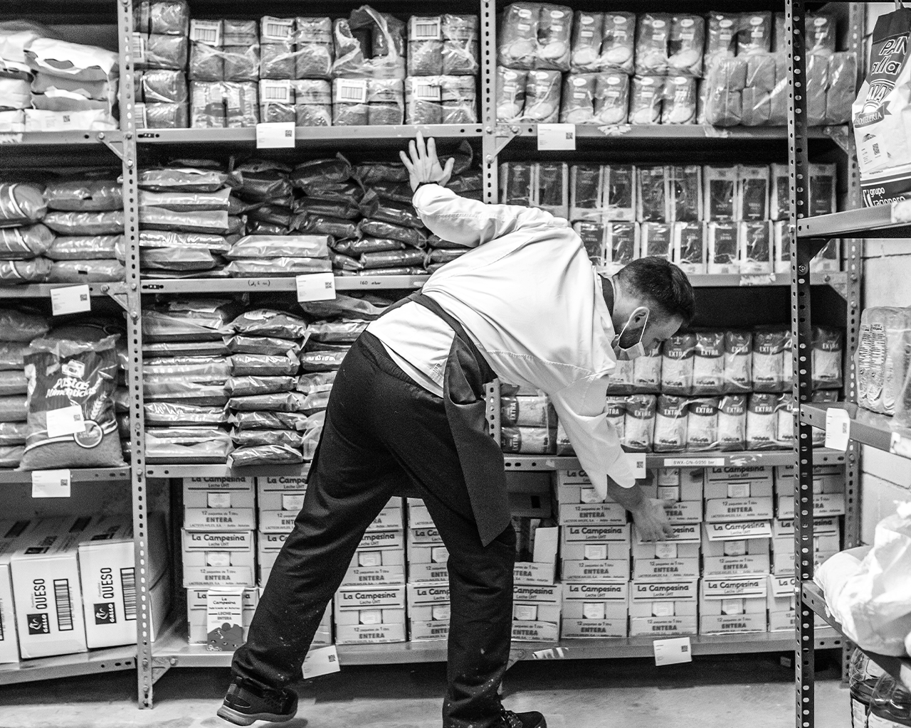 Un trabajador organizando alimentos en el almacén de una fundación benéfica aliada del grupo Ferrer.