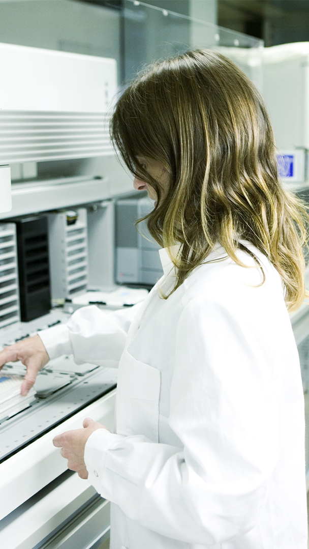 Profesionales de Ferrer trabajando en un laboratorio, utilizando equipos de análisis y tecnología científica en un entorno de investigación.