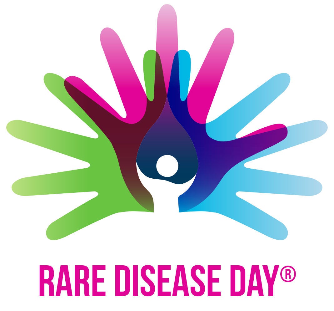 Logotip oficial del Dia de les Malalties Rares (Rare Disease Day) amb mans de colors superposades en forma de ventall i el text en lletres roses.