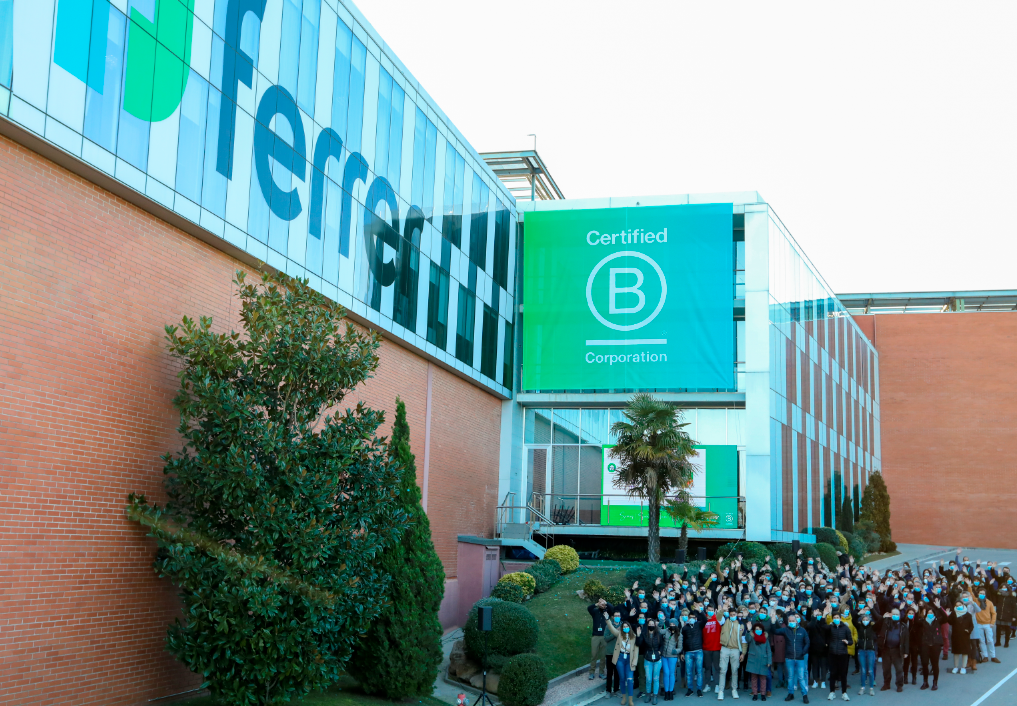 Gran grup de persones davant la seu de Ferrer, que llueix un gran cartell de "Certified B Corporation".
