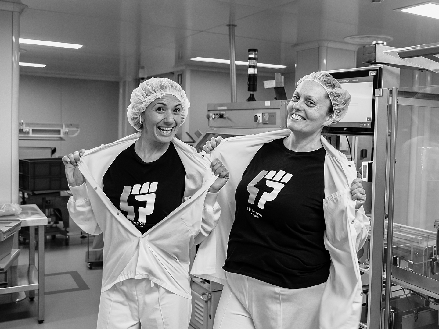 Two employees of Grupo Ferrer showing their corporate t-shirt at the production plant.
