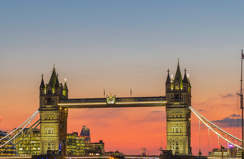 Aterdecer del Tower Bridge y el skyline londinense sobre el río Támesis, entorno de la representación corporativa del grupo Ferrer en el Reino Unido.