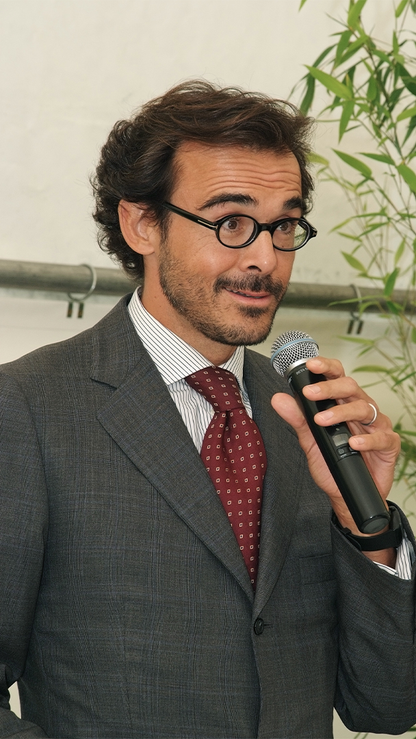 Sergi Ferrer Salat parlant per micròfon en un esdeveniment institucional destacant la trajectòria de Ferrer a finals dels anys 90.