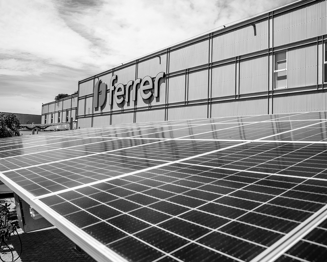 Panells solars instal·lats a l'exterior d'una planta de producció de l'empresa Ferrer per fomentar l'ús d'energia sostenible.