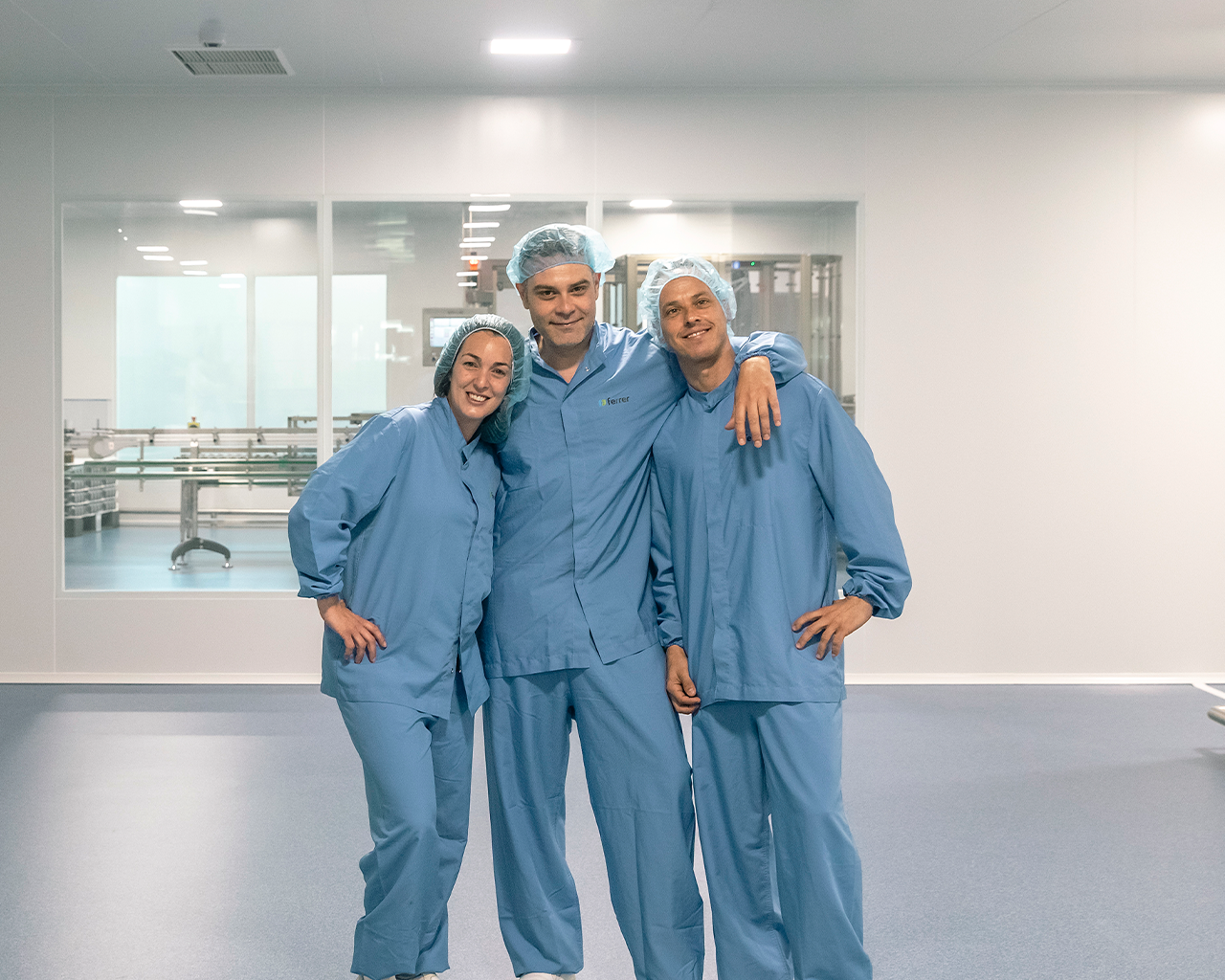 Tres empleats de Grup Ferrer saltant per celebrar el seixanta aniversari de l'empresa.