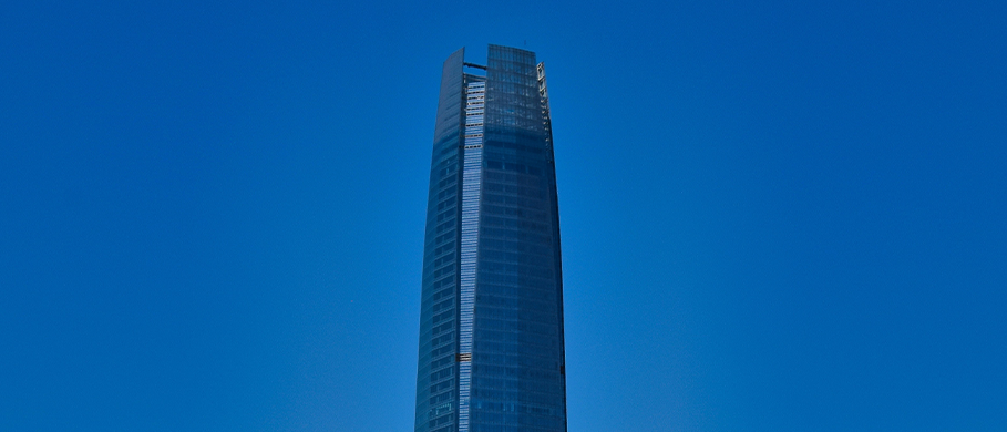 Rascacielos del centre empresarial de Santiago de Xile, ciutat on opera la filial del grup farmacèutic Ferrer.