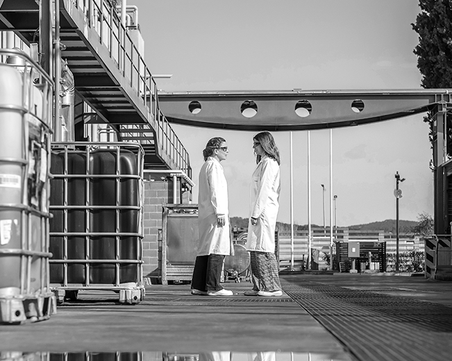 Dos professionals del grup Ferrer a l' exterior de la planta industrial.
