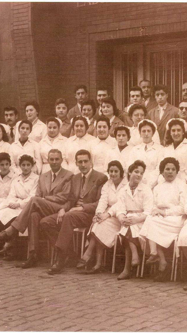 Old photograph of the founding team of workers and health personnel at the time Ferrer was born, marking the beginning of his pharmaceutical career.