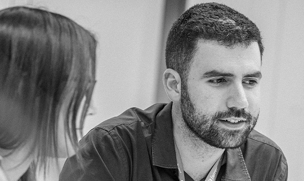 Dos empleats de Grup Ferrer treballant en equip en un ambient de confiança, integritat i ètica laboral.